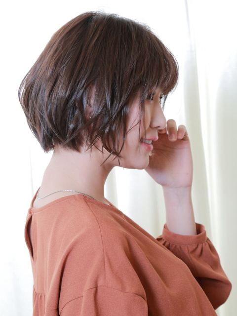 丸みのある大人ボブのスタイル写真